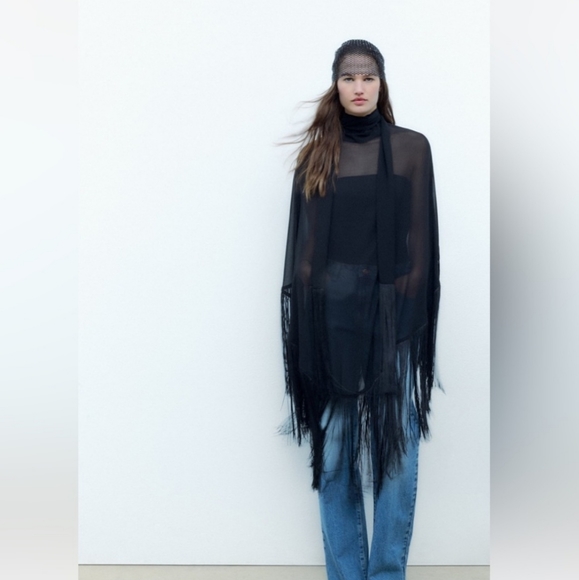 ZARA MESH FRINGED GAUZE CAPE
High collar cape with multi-positional tie detail. - Picture 12 of 13